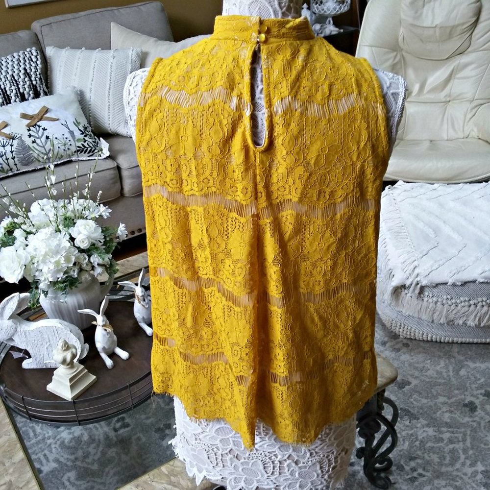 Luna Rae SLEEVELESS Lace BLOUSE - Picture 3 of 3